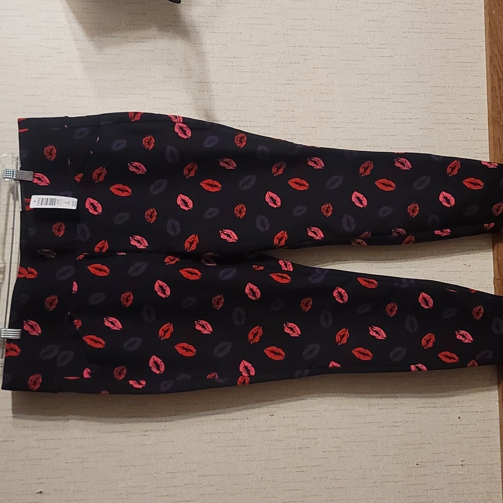 TORRID PLUS SIZE SLIM FIX TECHNOLOGY PIXIE PANT: BLACK/LIP PRINT: NWT: 2